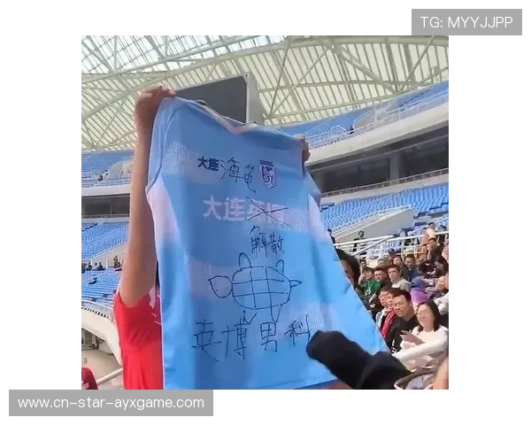 斯坦丘亮相大连英博训练场，参与半场攻防战术演练