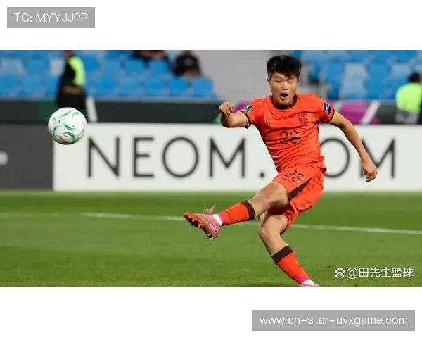 上海海港杨希边路起球，传中直接落到六码点