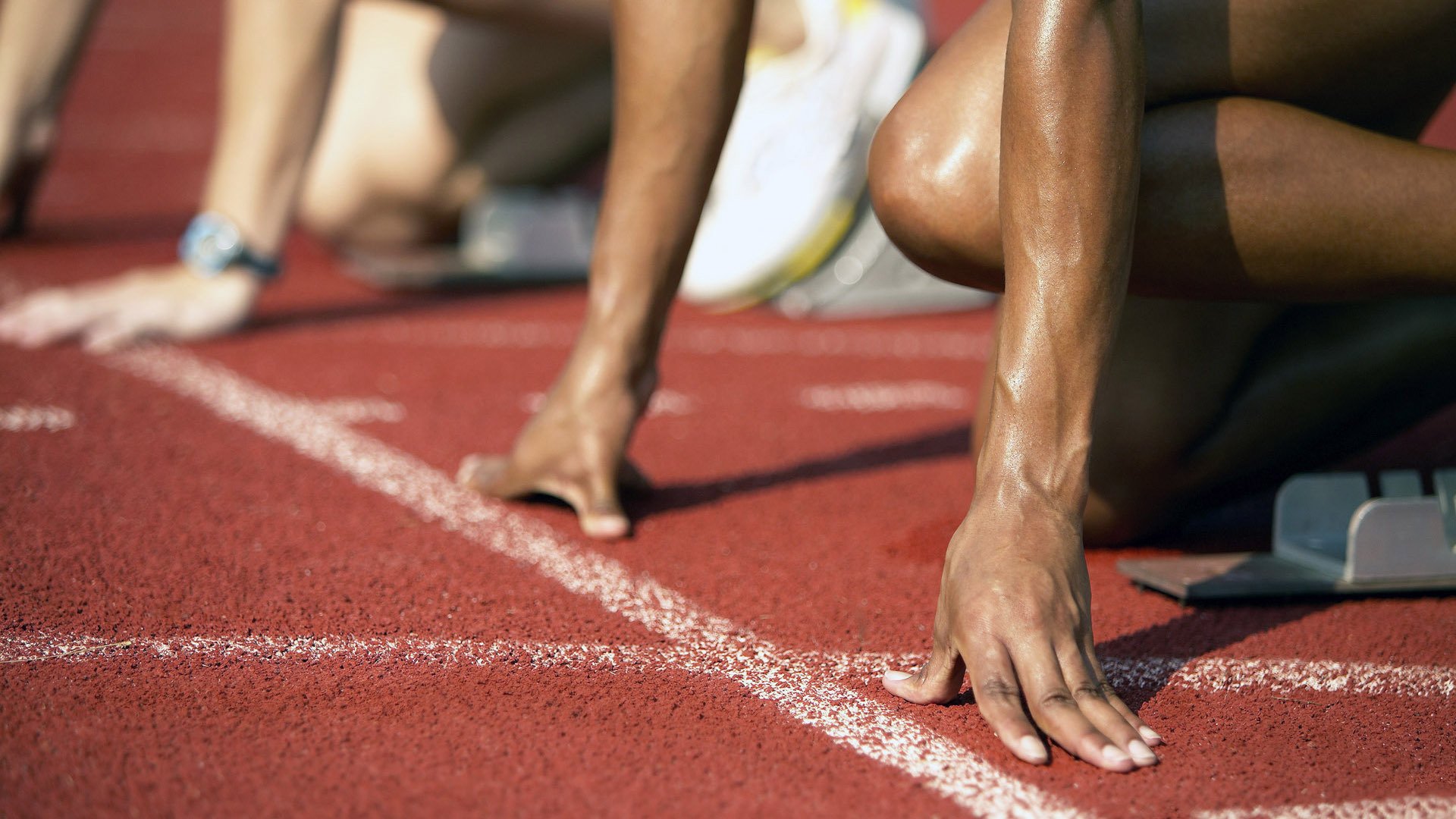 网球史话：马德里公开赛曾短暂使用蓝土，后因球员抗议于 2012 年恢复红土。